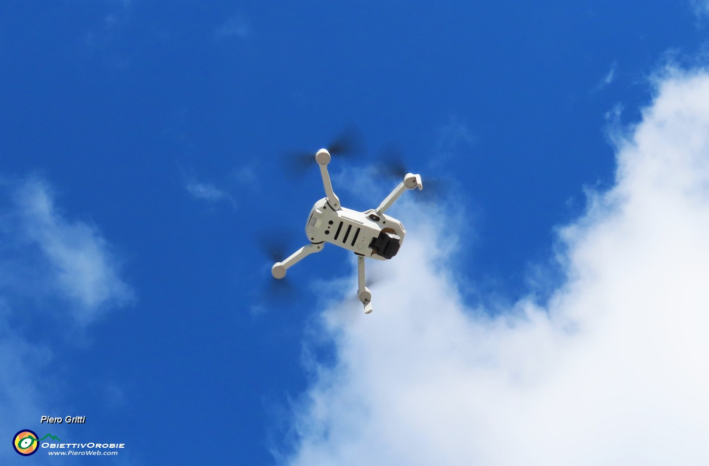 37 In cielo compare un drone....JPG